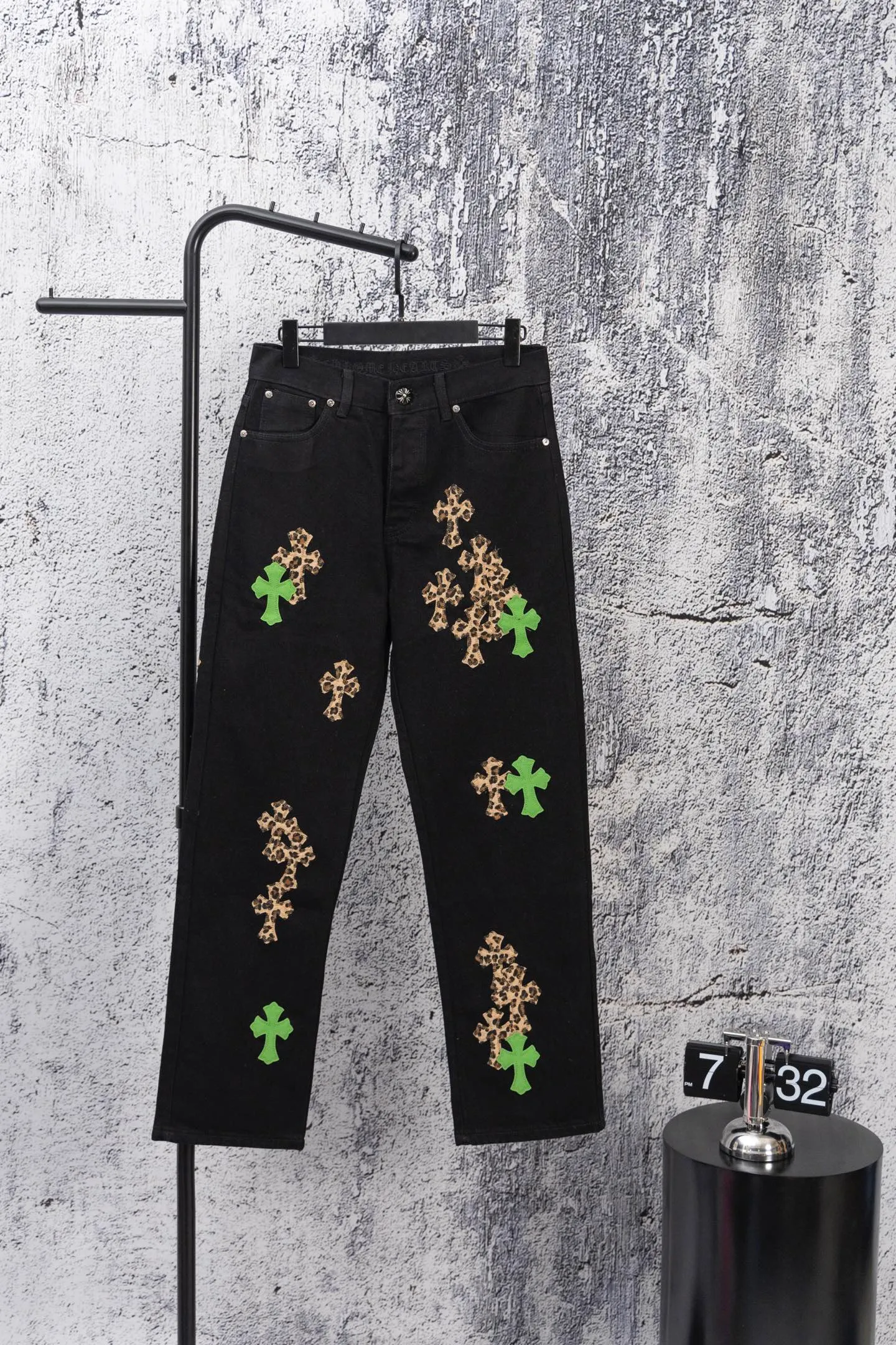 P240 CH Chromehearts green leopard print cross patchwork leather black jeans, priced at 34W level, patchwork cross pattern embellishment, washed jeans! ! An absolutely high-end luxury product, a 1.9W-level god-level single product, a super popular product, made by top heavy industry, a magic weapon that cannot be missed! [About Zangyin] This is an extremely luxurious fashion brand that can also be called the aristocracy of the high street. It has always been an exclusive brand for some hipsters or rich second generations. Compared with ordinary high streets, it is more luxurious and noble. Compared with luxury brands, it is more fashionable and individual. It has always been a brand that I have a special liking for. [Top heavy industry fashion design] Consistently high-street luxury style. Speaking of this style, the Zangyin family and GU family are definitely the leading representative brands. Especially the Zangyin family has really achieved a state-of-the-art effect in creating high-street style. The unique washed material is used to create this style. The color system is already quite eye-catching. After it is decorated with patchwork cross flowers, it cleverly highlights the charm of the brand. Secondly, this style uses classic The high-waist cutting design highlights the long legs and fashionable temperament of the upper body. The brand is highly recognizable and the slim fit configuration is more suitable for daily wear. It is a product that interprets personality, fashion, and specifications at a glance. This single product is enough to make any fan excited. It can be a white T-shirt for a youthful college style, or a tight suspender for a royal style. It has strong matching ability and can be easily controlled by men.  [Materials and craftsmanship] Needless to say, this point goes without saying. As an excellent craftsman brand, Zangyin’s requirements for details and craftsmanship are really perfect. The washed color of this model has gone through so many processes, not to mention the embellishment of denim appliques. It is also purely hand-made and sewn. Just like what they believe in, only hand-made things have soul and have the meaning of wear. A top-notch heavy-duty fashionable denim item, I look forward to your perfect interpretation! !  Color: black Size: 30-36